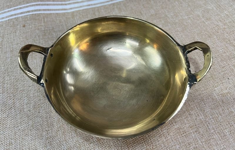 Cuenco de Bronce con Asas y Textura - 15 cm