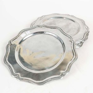 Lote siguiente: Set de 7 Platos de Peltre con Borde Festoneado