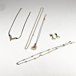 Lote siguiente: Lote de 5 Piezas de Bisutería: Cadenas con Colgantes y Caravanas
