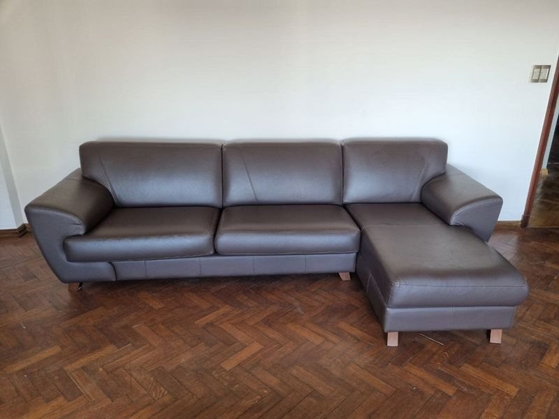 Sofá Esquinero Moderno Chocolate con Chaise Longue y Patas de Madera