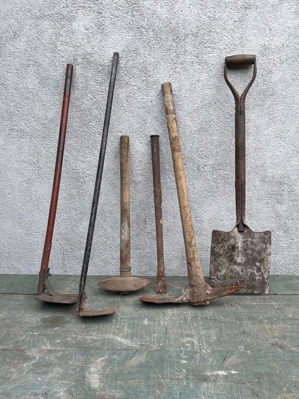 Lote de Herramientas de Jardinería y Campo: Pala, Pico, Piqueta y Azadas