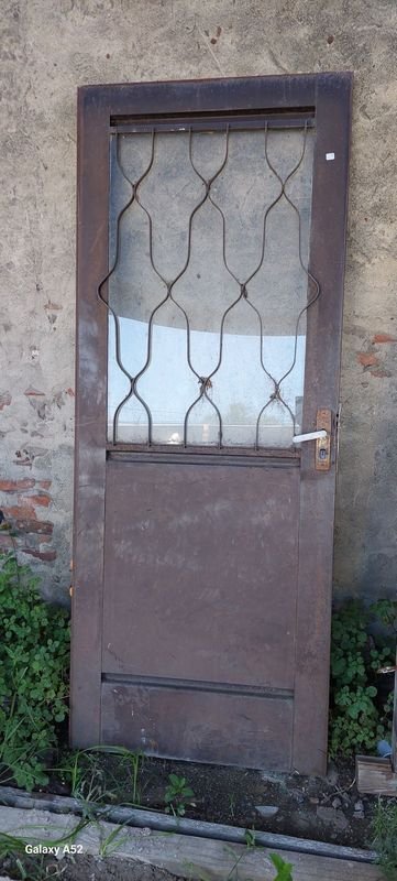Lote siguiente: Puerta de madera con ventana y candado