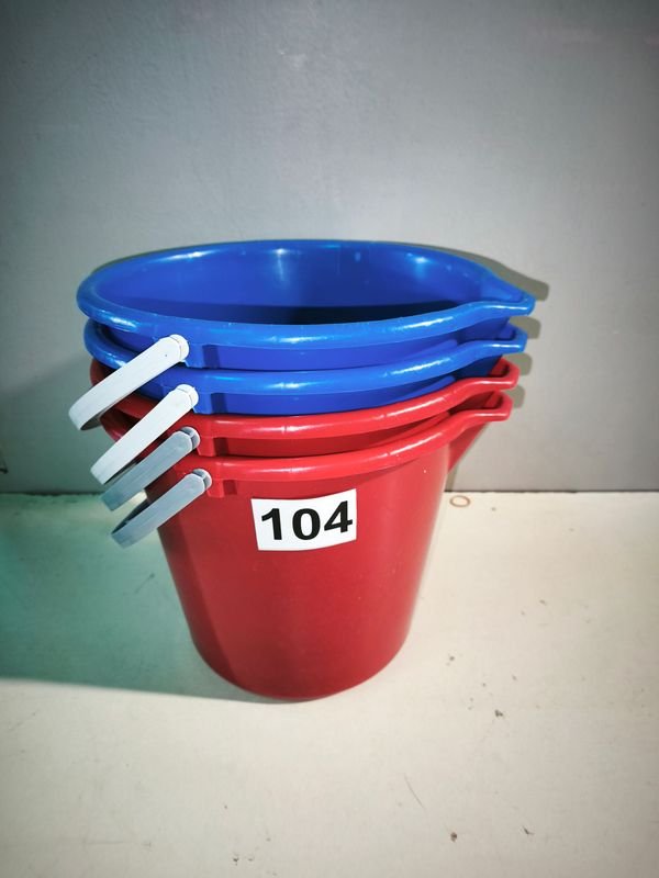 5 Baldes Plásticos con Pico y Manija