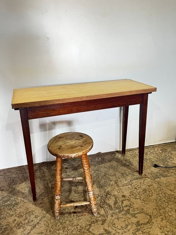 Lote anterior: Mesa de arrimo con alas y taburete de madera