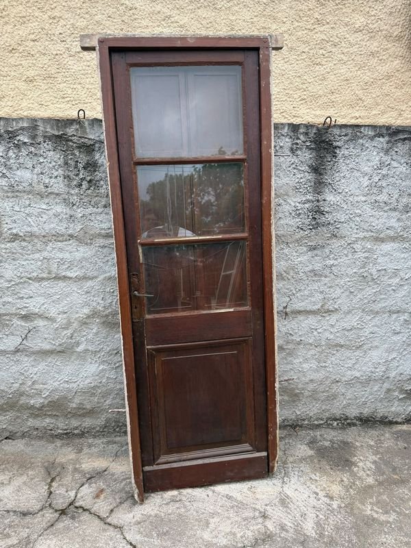 Puerta de Madera Antigua con Marco y Postigones