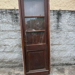 Lote siguiente: Puerta de Madera Antigua con Marco y Postigones
