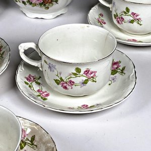 Juego de Loza Inglesa: Tazas de Té con Platillos y Azucarero Decorado con Rosas - imagen 4