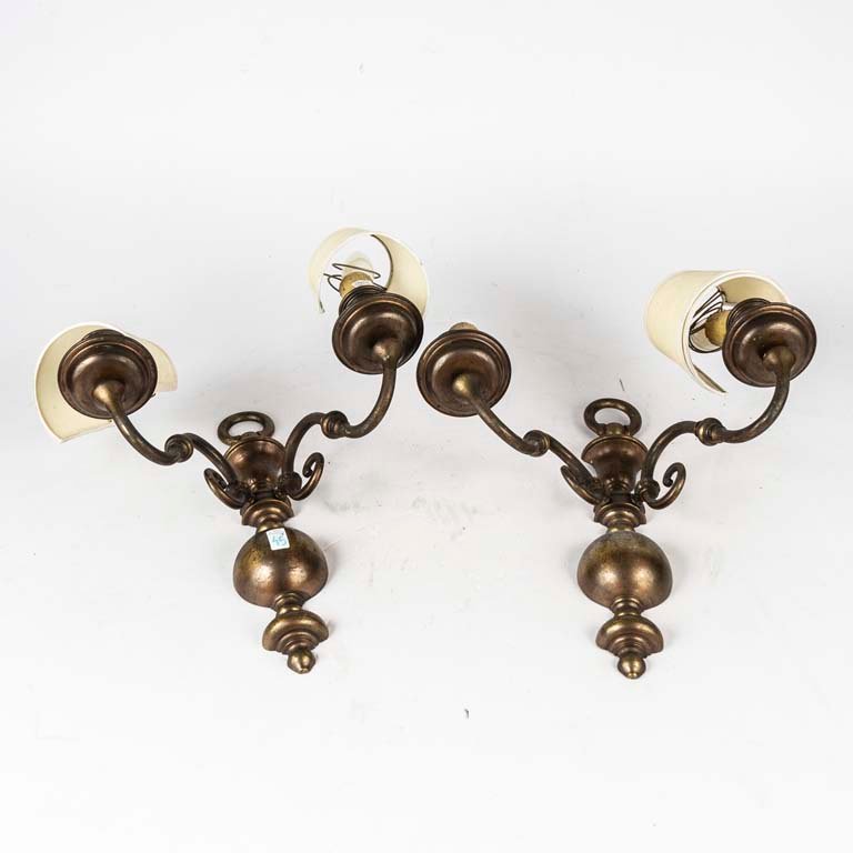 Par de Apliques Holandeses de Bronce con Pantallas
