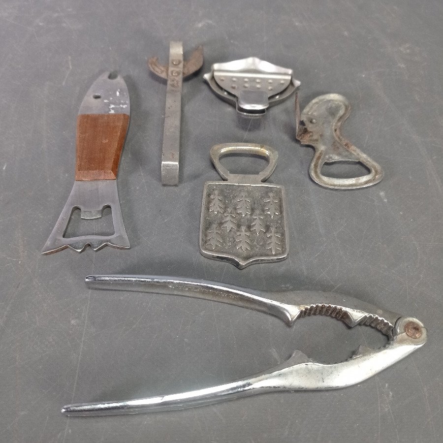 Seis Piezas: Destapadores y Cascanueces de Metal y Madera