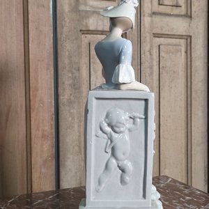 Figura de Porcelana Lladró Dama Elegante con Sombrero y Vestido Celeste - imagen 4