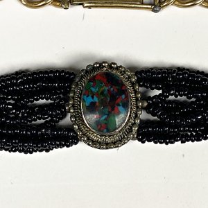Tres Pulseras Diferentes: Dos Enchapadas y Una de Cuentas Negras con Piedra - imagen 3
