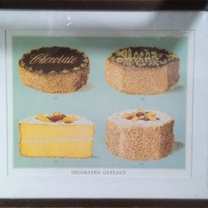 Lote siguiente: ilustración vintage muestra cuatro diseños de pasteles decorados