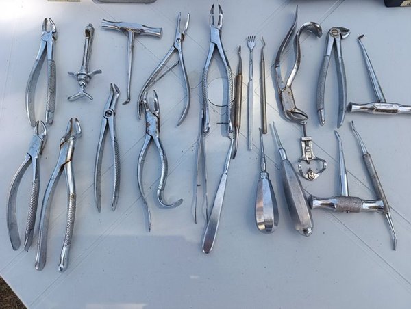 Instrumentos médicos y herramientas en buen estado - imagen 1