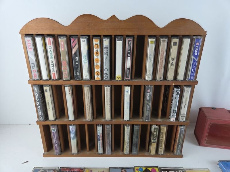 Colección de cassettes musicales en mueble de pino brasil - imagen 4