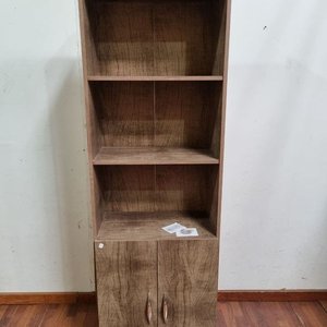 Lote anterior: Estante Enchapado con Puertas y Tres Estantes Abiertos