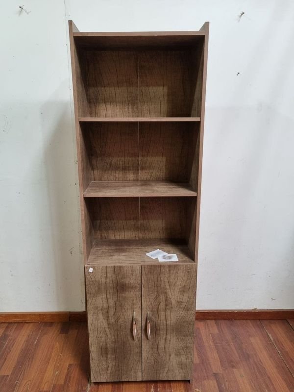 Estante Enchapado con Puertas y Tres Estantes Abiertos