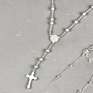 Lote de 4 piezas de joyería: Rosario plateado con detalles a reparar, cadena de plata, pulsera dorada y anillo dorado. - imagen 4