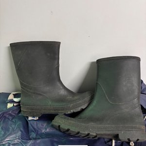 Conjunto Impermeable: Mameluco Azul y Botas Negras de Lluvia - imagen 4