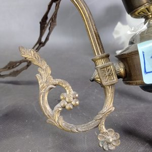 Araña de Bronce con Tres Tulipanes Blancos - imagen 4