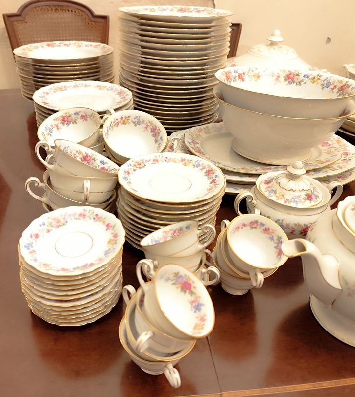 Monumental set hipercompleto de 114 piezas en inmaculado estado, de lo mejor de la porcelana alemana Hutschenreuther para 12 personas, pero viene con 24 platos de mesa de 24 cms, 12 hondos de 24 cms también, 12 de postre o entrada de 19 cms, sopera, tarrina, 2 ensaladeras, 7 fuentes (3 ovaladas, 2 redondas y 2 cuadradas, de diferentes tamaños), salsera, dulcera o mantequera, 2 copetineros, lechera, azucarero, tetera, 12 tazas y platillos de café y 12 tacitas de café con sus respectivos platitos. Lo único que parecería faltar es la cafetera. A simple vista todo está inmaculado, salvo 2 de los 24 platos grandes, donde uno está restaurado y el otro presenta una mínima fisura superficial, una mínima fisura en uno de los copetineros, y un mínimo chip en el borde del azucarero. El precio es por todo el lote. NO SE ENVÍA NI SE EMBALA. - imagen 12