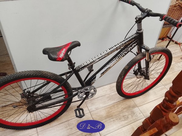 Bicicleta de Montaña Rodado 26 Negra con Detalles Rojos
