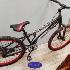 Lote siguiente: Bicicleta de Montaña Rodado 26 Negra con Detalles Rojos