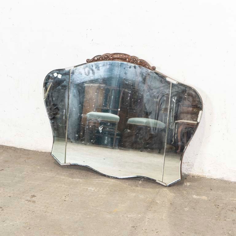 Lote anterior: Espejo biselado en tres partes con moldura de madera