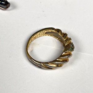 Lote de 10 Piezas: Anillos, Medallas y Accesorios de Joyería - imagen 3