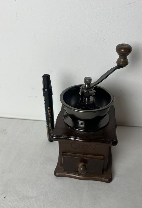 Lote siguiente: Molinillo de mano para café