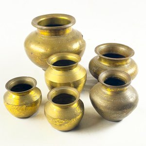 Lote anterior: Seis floreros en bronce