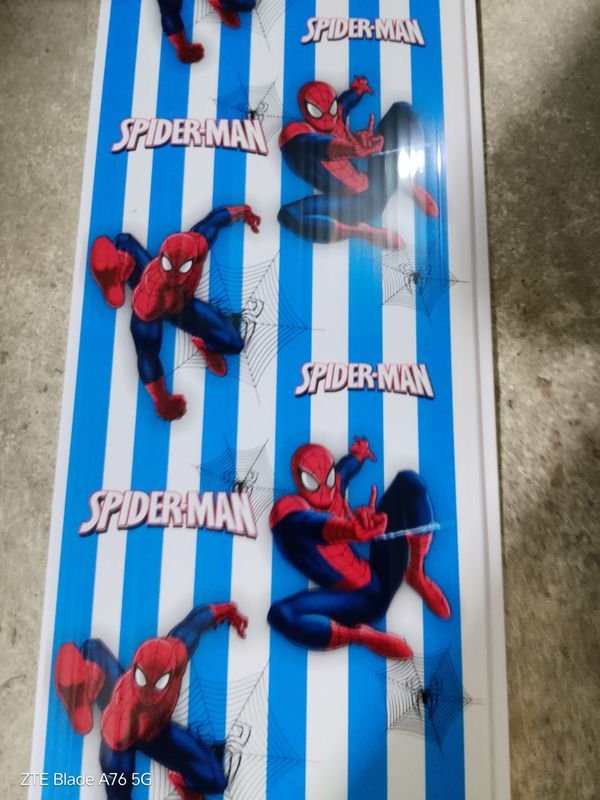 PLACAS EN PVC MOTIVO SÚPER HÉROE HOMBRE ARAÑA MEDIDAS 0,20X 4 MTS, TOTAL 8 MT2 (20 unidades) - imagen 1