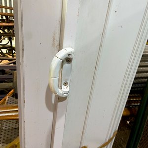 Puerta Plegable de PVC Blanca Usada con Detalle - imagen 5