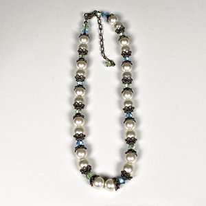 Collar de Perlas Fantasía y Dos Pares de Aretes - imagen 5