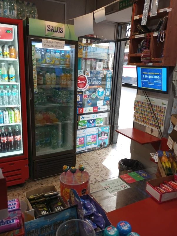 LLAVE DE LOCAL COMERCIAL ZONA CENTRO, MONTEVIDEO. SAN JOSÉ ESQUINA HÉCTOR GUTIERREZ RUIZ.
UTILIDAD MENSUAL APRÓXIMDA: $70.000
SEÑA DÍA DEL REMATE: 10%
POR INFORMES: 094 530 314 - Llave de Local Comercial