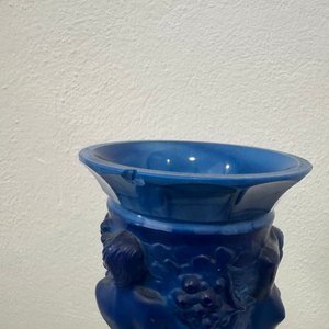 Jarrón Azul con Figuras Mitológicas y Detalles de Vendimia - imagen 2