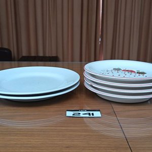 Juego de Cerámica: Platos Blancos y Tazas con Diseño - imagen 11