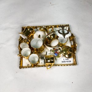 Miniaturas de Porcelana Dorada: Bandeja, Tetera, Tazas y Floreros - imagen 1