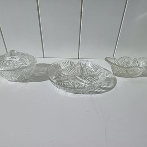 Tres piezas de cristal tallado: bombonera, plato divisor y cuenco - imagen 9