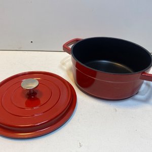 Olla de Hierro Fundido Roja con Tapa y Perilla Metálica - imagen 3