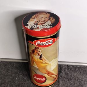 Lata Grande Coca-Cola Vintage con Modelo Femenino - imagen 3