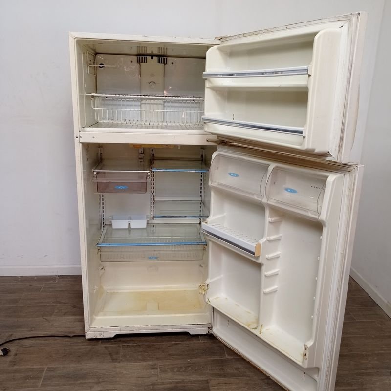 Heladera con freezer blanca marca Frigidaire - imagen 2