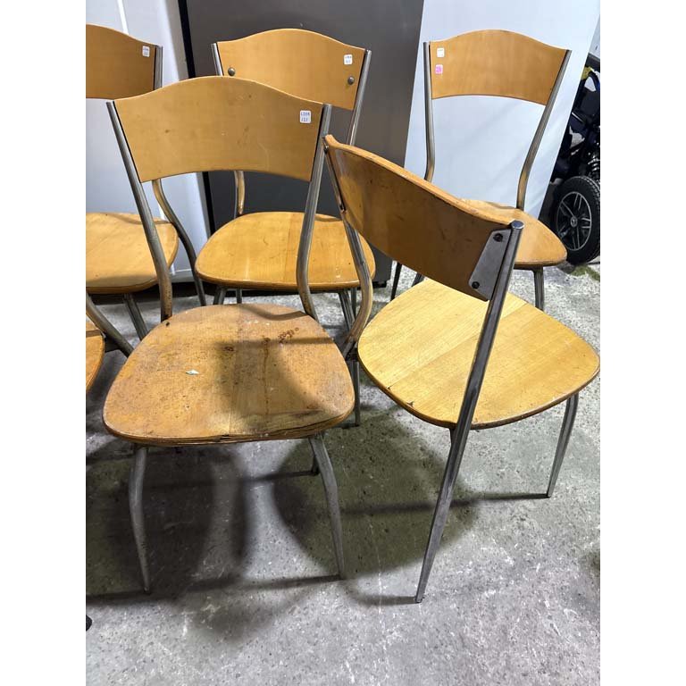 Sillas de madera con patas de hierro en condiciones aceptables - imagen 2
