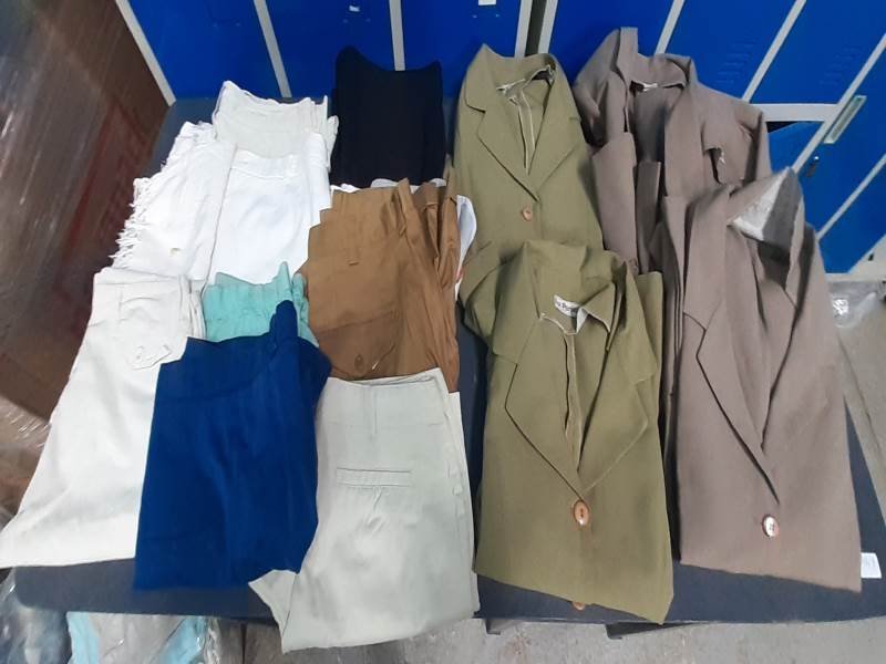 Lote de Ropa Variada: Shorts, Capris y Chaquetas