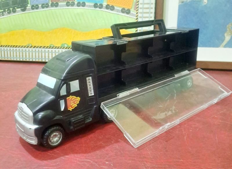 Juguetes de coches a escala con detalles numéricos y textuales - imagen 2