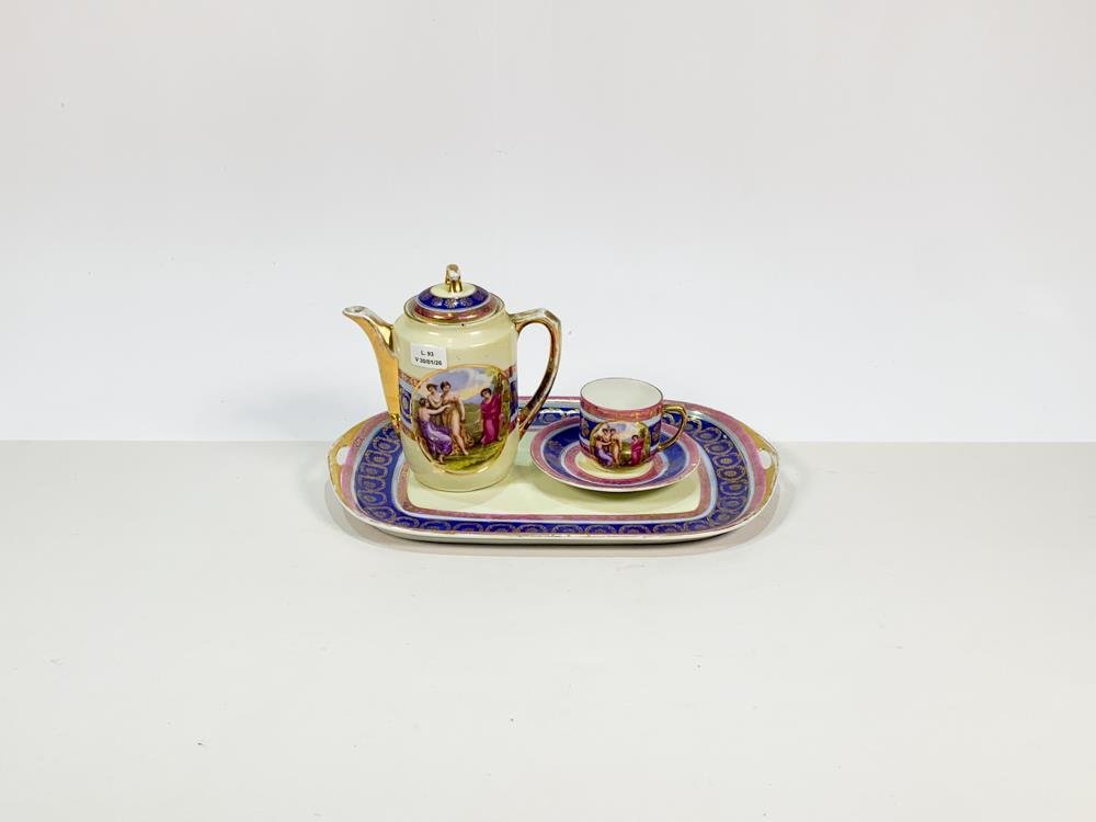 Juego de Café de Porcelana Beige con Damas y Guardas Multicolores