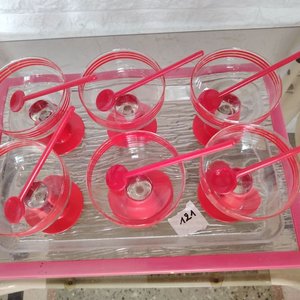 Set de 6 Copas de Vidrio con Cucharitas y Bandeja Acrílica Roja - imagen 3