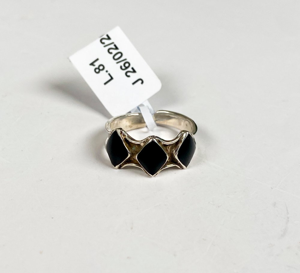 Anillo de plata y onix abierto atras