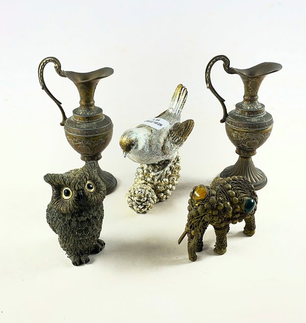 Lote de 5 piezas: Jarras italianas en bronce y figuras decorativas - imagen 1