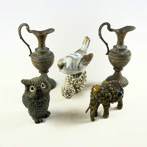 Lote siguiente: Lote de 5 piezas: Jarras italianas en bronce y figuras decorativas