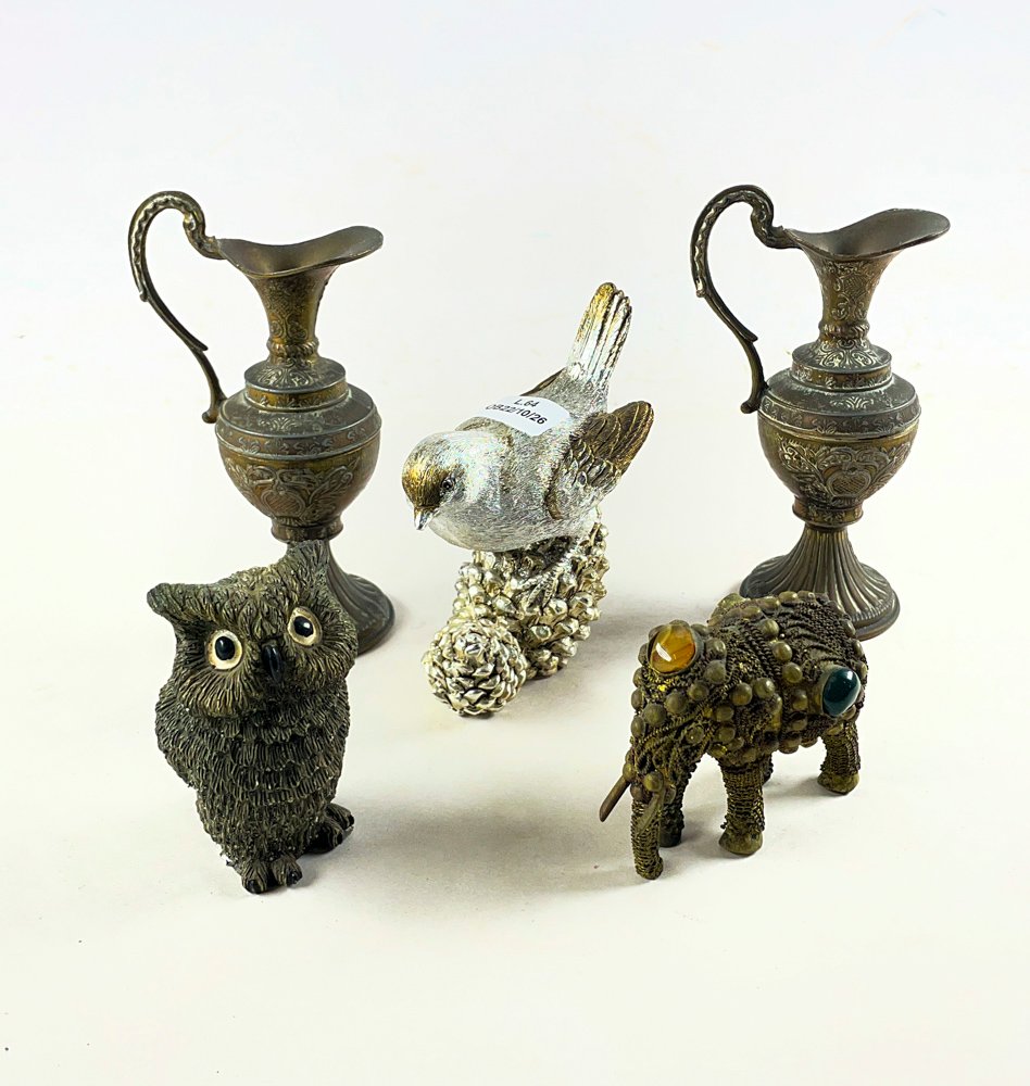 Lote de 5 piezas: Jarras italianas en bronce y figuras decorativas